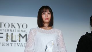 本田翼&広瀬すずが白のふんわりドレスで登場!その透明感っぱない!東京国際映画祭が閉幕…クロージングセレモニーフォトギャラリー