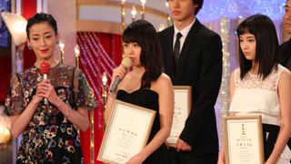 有村架純と広瀬すずが大人っぽい＆キュートなドレスで競演！新人俳優賞受賞者フォトギャラリー