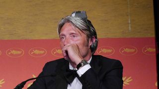 同時通訳のヘッドセットを逆につけ、耳みたいにしていたマッツ・ミケルセン写真ギャラリー