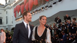 ファスベンダー、恋人ヴィキャンデルと一緒にレッドカーペット!
