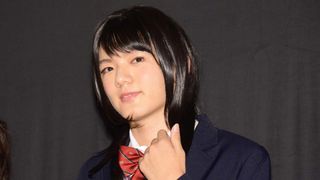 濱田龍臣、女子高生の制服姿!フォトギャラリー