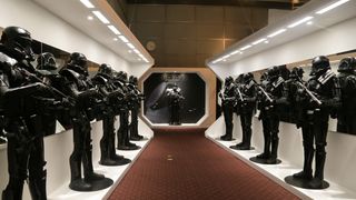 『スター・ウォーズ』デス・トルーパーがお出迎え!「もうひとつのスター・ウォーズ展」フォトギャラリー