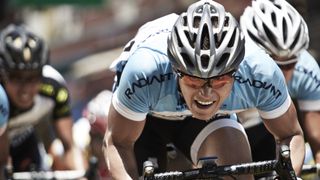 どうやって撮ったの!?負傷者続出のロードレースシーン