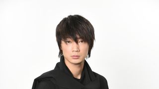 怪物役・綾野剛正面ビジュアル