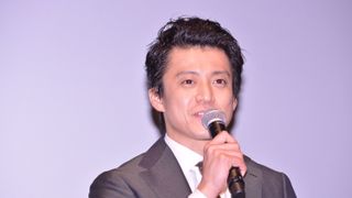 小栗旬＆西島秀俊、スーツ姿がクール！新木優子はシースルーのドレスで