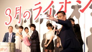 伊勢谷友介の恒例セルフィーも『3月のライオン 後編』初日舞台あいさつ