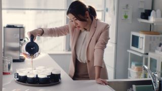 「明治ガルボ」新テレビCM「すすめのポーズ」編・本編カット＆メイキングフォトギャラリー