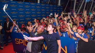 “新スパイダーマン”トム・ホランドがアジア初登場!コスプレイヤーらと得意の“自撮り”!