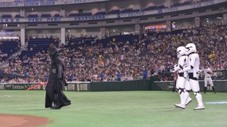 カイロ・レン＆ストームトルーパーが野球場を悪に染めようと登場！「スター・ウォーズナイター」