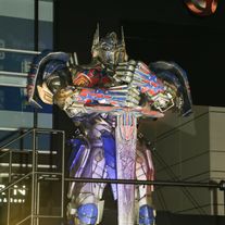 6メートル超巨大オプティマス・プライムが歌舞伎町に降臨!『トランスフォーマー/最後の騎士王』ジャパンプレミア!