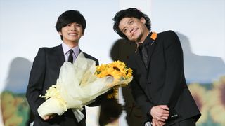 小栗旬「まーきのっ」ポーズで場をなごませる!映画『君の膵臓をたべたい』初日舞台あいさつ