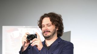 来日中のエドガー・ライト監督、カメラ取り出し逆撮影！