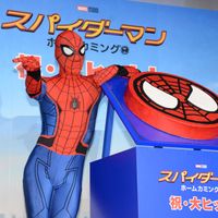 スパイダーマン、関ジャニ∞に特製ケーキをサプライズプレゼント!