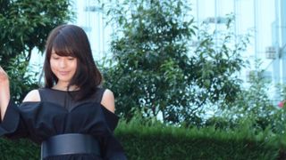 黒ドレスの有村架純、松本潤にエスコートされて登場!