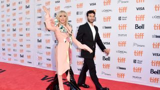 レディー・ガガ、足元どうなってるの!? プレミア＆会見