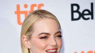 エマ・ストーンが白のドレスで登場!『Battle of the Sexes』プレミア