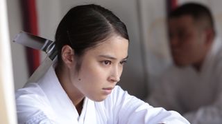 広瀬アリス、むっつり顔の巫女に