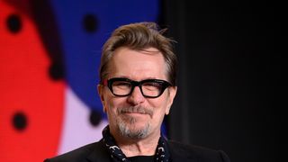 ゲイリー・オールドマンにこにこ!チャーチル演じた『Darkest Hour』会見