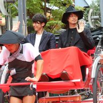 人力車に乗る高橋一生&斎藤工!「第10回したまちコメディ映画祭in台東」レッドカーペットイベント&オープニングセレモニーが