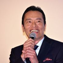 マイクを両手で握りしめちゃう遠藤憲一、かわいすぎか…『ミックス。』完成披露舞台あいさつ