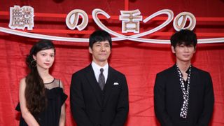 西島秀俊＆宮崎あおい＆綾野剛、黒スーツ＆ドレスで登場！