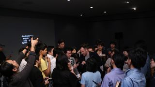 ファンに囲まれるマーク・ウェブ監督「Perspectives　マーク・ウェブ×mito」