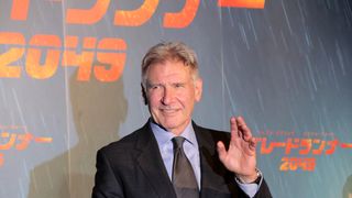 日本のファンに向かって笑顔で手を振るハリソン・フォード