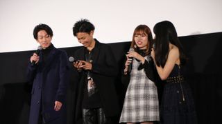 佐藤健&土屋太鳳がカップルを祝福!