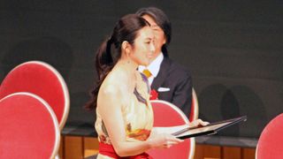 華やか！ワンショルダーのドレスで大きな歓声！