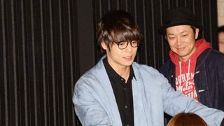 窪田正孝、客席から登場でぜいたくファンサービス!『犬猿』舞台あいさつ