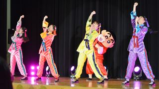 ももクロがサプライズ登場！歌って踊って女子高生から大歓声