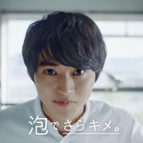 寝顔からスーツ姿まで…山崎賢人が爽やか社会人!