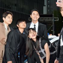 新田真剣佑、東出昌大&北村匠海らと自撮り!『OVER DRIVE』スペシャルステージ&完成披露舞台あいさつ