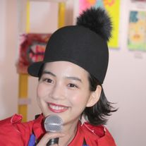 のん、いい笑顔!「‘のん’ひとり展 -女の子は牙をむく-」
