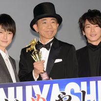 木梨憲武、最優秀新人CG男優賞のトロフィー手に笑顔!『いぬやしき』公開初日舞台あいさつ