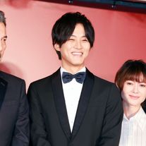 真木よう子、オールキャストにホレボレ!『孤狼の血』完成披露試写会