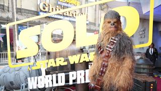 『スター・ウォーズ』ハン・ソロ映画お披露目！チューバッカも大興奮のLAプレミア！【写真多数】