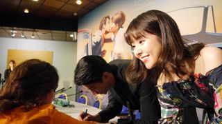 サインに応じる東出昌大&唐田えりか!『寝ても覚めても』カンヌ公式会見