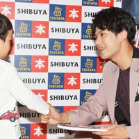 森崎ウィン、ビジュアル&インタビューブック「Win-Win」先行発売記念イベント