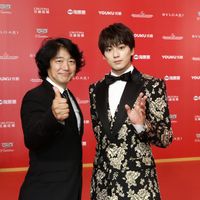新田真剣佑、きらびやかなスーツ姿で国際映画祭デビュー!