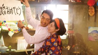 桜庭ななみのバックハグ!『焼肉ドラゴン』フォトギャラリー