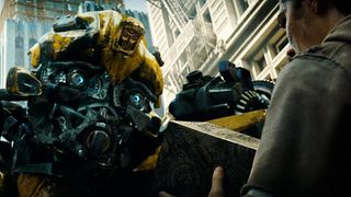 バンブルビーのドアップ!『トランスフォーマー』場面写真