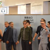 トム・クルーズ23回目の来日!『ミッション:インポッシブル』新作キャストが羽田到着
