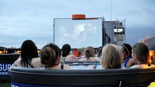 『ベイビー・ドライバー』をバスタブで観賞できる！「BATHTUB CINEMA」