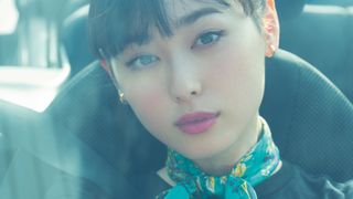 大人な表情の福原遥!写真集「これから。」
