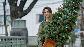 登坂広臣、クリスマスツリー運ぶ姿もイケメン！映画『雪の華』場面写真