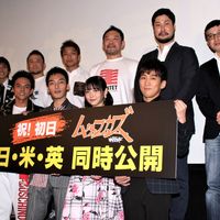 草なぎ剛『ムタフカズ』初日舞台あいさつ