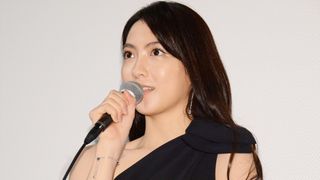 知英、クールな黒ドレスで登場！『殺る女』初日舞台あいさつ