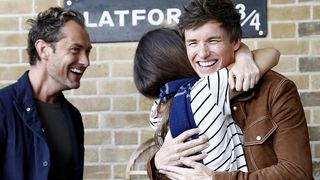 ギュッと抱きしめるエディ・レッドメイン