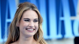 キュートな笑顔弾ける！リリー・ジェームズ画像集【全20枚】
